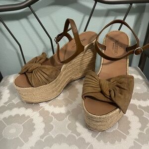 Valentino Garavini Suede Bow Accent Wedge Sandals Espadrilles Beige Size 7